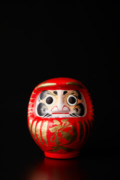黒背景のだるま