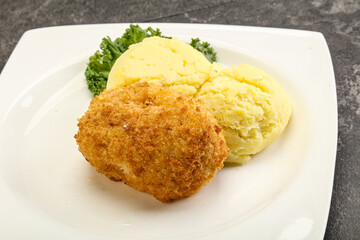 Crispy chicken cutlet with mashed potato