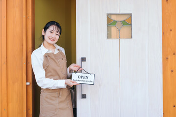 開店準備するカフェ・飲食店・レストランのスタッフ
