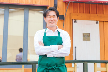 開店準備するカフェ・飲食店・レストランのスタッフ
