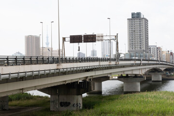 Obraz premium Bridge Senju-Shinbashi over River Arakawa
