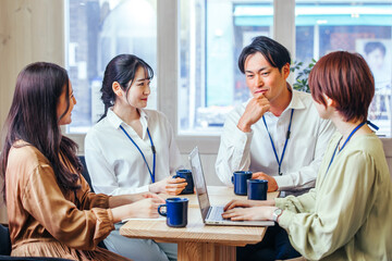 Fototapeta premium カフェ・オフィスで会議する会社員 