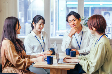 カフェ・オフィスで会議する会社員
