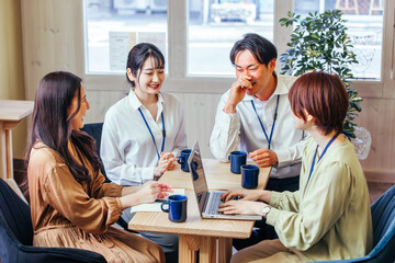 打ち合わせする男女
