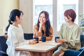 Fototapeta premium 女子会・ランチ・カフェ・飲食店にきた女性たち 