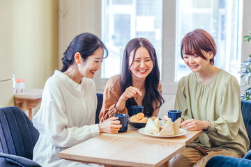 Fototapeta premium 女子会・ランチ・カフェ・飲食店にきた女性たち 