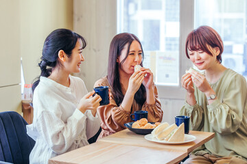 女子会・ランチ・カフェ・飲食店にきた女性たち
