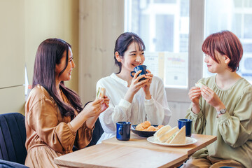 女子会・ランチ・カフェ・飲食店にきた女性たち
