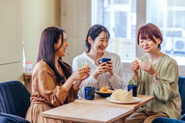 女子会・ランチ・カフェ・飲食店にきた女性たち
