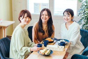 女子会・ランチ・カフェ・飲食店にきた女性たち
