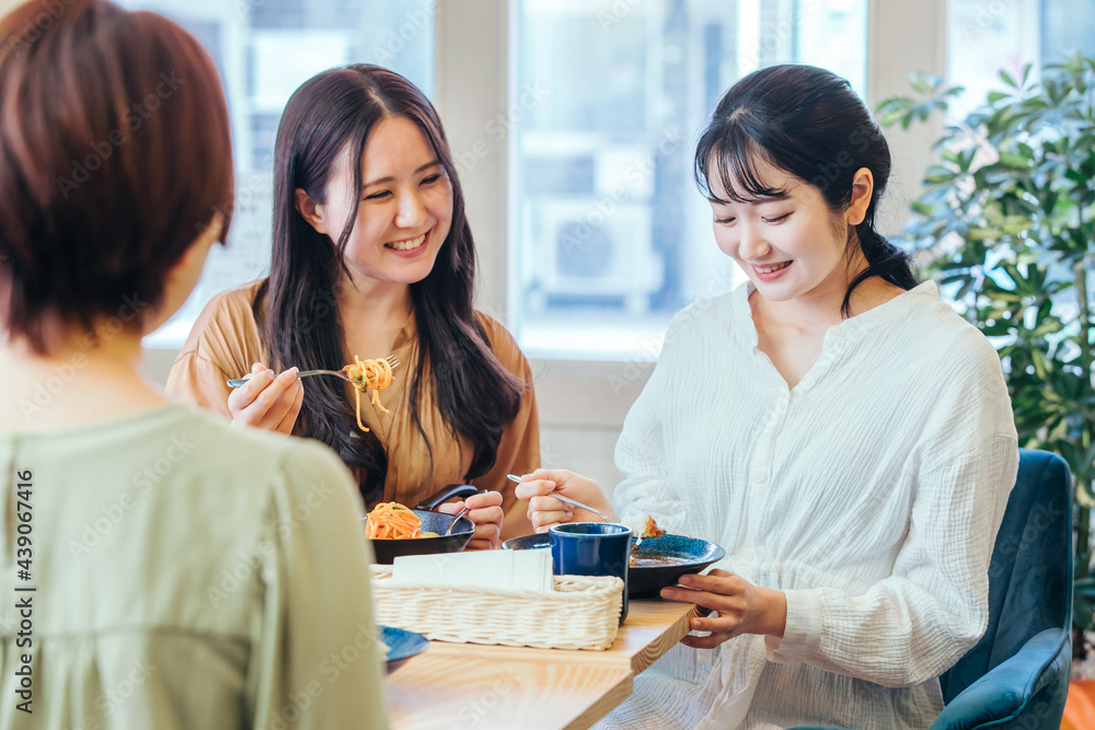 Poster カフェ・飲食店にきた女性たち
