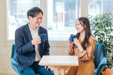 カフェにきた男女
