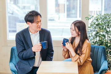 カフェにきた男女
