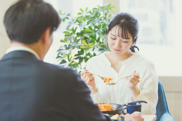 食欲不振・好き嫌い・不味い表情の女性
