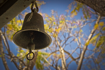 Campana de escuela en el patio de juegos