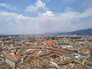 Fototapeta na wymiar Die roten Dächer von Florenz mit Blick auf die Hügel im Hintergrund