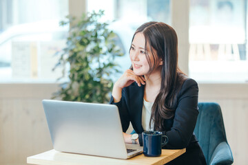 パソコンで仕事するビジネスウーマン
