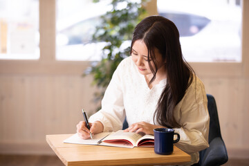 勉強する女性
