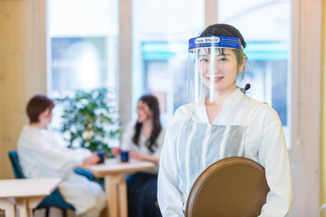 コロナ対策している飲食店スタッフ
