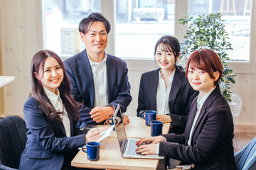 カフェ・オフィスで会議する会社員
