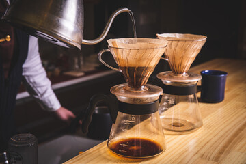 ドリップコーヒーを淹れるバリスタ
