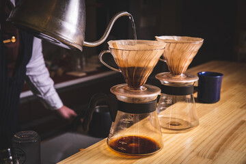 ドリップコーヒーを淹れるバリスタ
