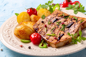 Tofu steaks with vegetables.