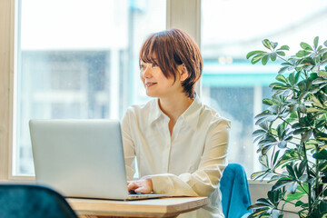カフェにいるビジネスウーマン（笑顔）
