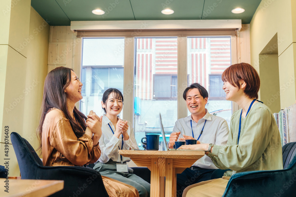 Poster カフェ・オフィスで会議する会社員（爆笑・楽しい）
