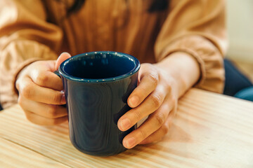 コーヒーを飲む女性
