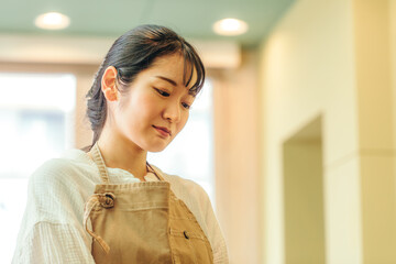 ストレスを抱えるスタッフ・主婦
