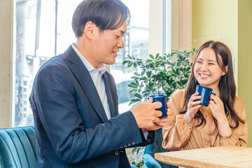 カフェにきた男女
