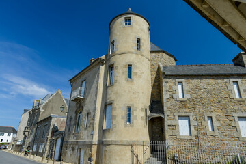 Fototapeta na wymiar tour d'une ancienne rue d'une ville du Finistère en Bretagne à Roscoff avec commerce et ciel bleu
