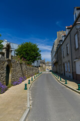 ancienne rue d'une ville du Finistère en Bretagne à Roscoff avec commerce et ciel bleu