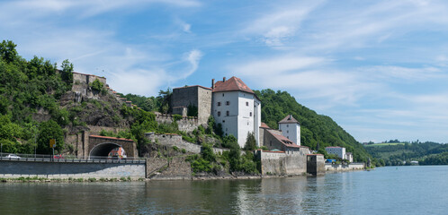 Fototapeta na wymiar View of the Veste Niederhaus from the Danube River in Passau