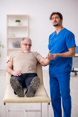 Obraz premium Old male patient visting young male doctor