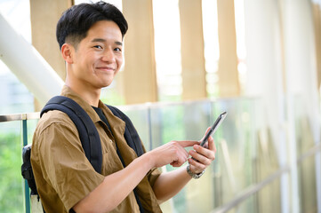 スマートフォンを操作する若者