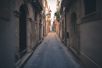 Fototapeta premium Lost on the streets of Isola di Ortigia in Syracuse, Italy