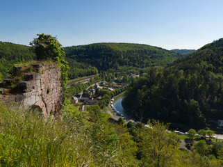 Obraz premium Scenic view from the Lutzelbourg castle with the canal in the valley
