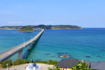 Naklejka premium 海士ヶ瀬戸海峡に架かる角島大橋。下関、山口、日本。10月中旬。