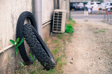 Fototapeta premium タイヤのある路地裏の風景