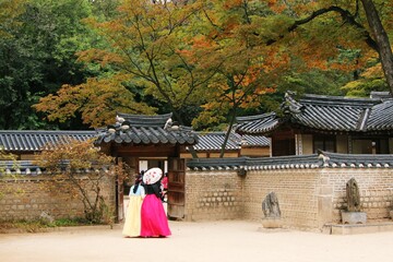 창덕궁 후원의 가을과 한복을 입은 여인