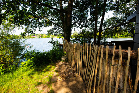 krummer Naturgartenzaun am See