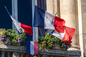 Drapeaux français flottant au vent autour d'un écusson tricolore portant le sigle RF, acronyme...