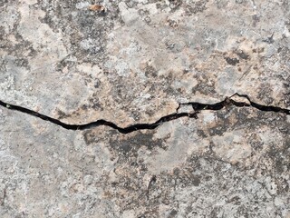 cracked cracks on the floor surface