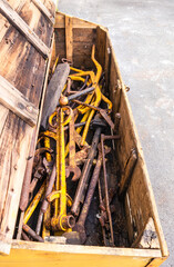 Rostiges Werkzeug und Metallteile in einer Kiste