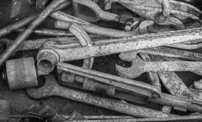 Rostiges Werkzeug und Metallteile in einer Kiste
