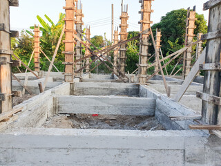 House structure construction Pour the cement floor and pour the cement pillars already.
