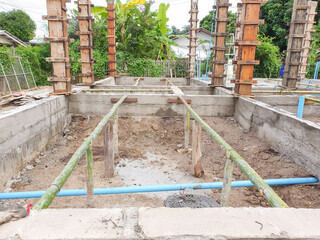 Fototapeta na wymiar House structure construction Pour the cement floor and pour the cement pillars already.