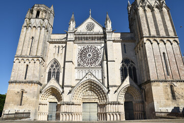 Façad de la cathédrale Saint-Pierre à Poitiers, France - obrazy, fototapety, plakaty